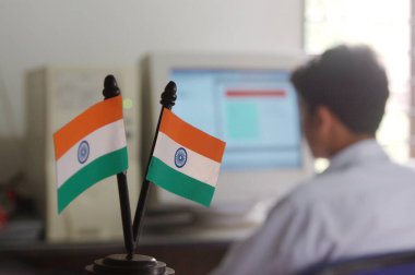 Hindistan Ulusal Bayrağı, Tiranga, Bilgisayarda çalışan adam arka planda, Modern Hindistan