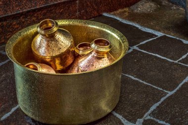 Tapınak pooja, kolhapur, Maharashtra, Hindistan ve Asya için pirinç ve bakır kaplar