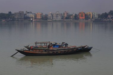 Hooghly Nehri 'ndeki tahta tekne, Kolkata, Batı Bengal, Hindistan, Asya 