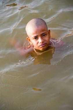 Sadhu çocuğu kutsal dalış yapıyor, kumbh mela, madhya pradesh, Hindistan, Asya 