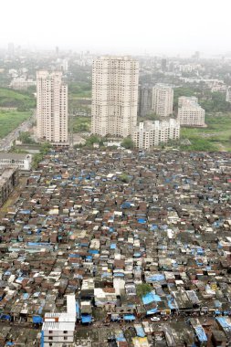 Wadala 'daki kulelerin ve gecekondu mahallelerinin havadan görünüşü Bombay Mumbai, Maharashtra, Hindistan' ın merkezindeki zıtlık şehrini temsil etmektedir. 