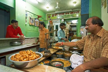 Ünlü samosa dükkanı Hari Ram & Oğulları, Uttar Pradesh, Hindistan, Asya 