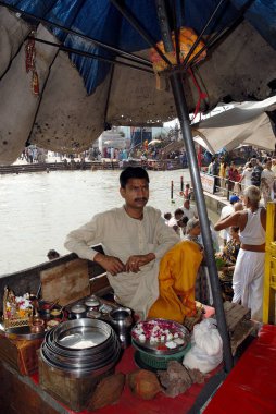 Haridwar 'da Ganga kıyılarında rahip; Uttaranchal; Hindistan