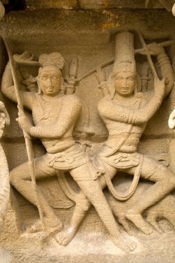 Arjuna ve Siva Pasupatham heykeli; Pallava kralı Narasimhavarman ve oğlu Mahendra tarafından kumtaşlarında inşa edilen Kailasanatha tapınağı; Kanchipuram 'da sekiz yüzyıl; Tamil Nadu; Hindistan