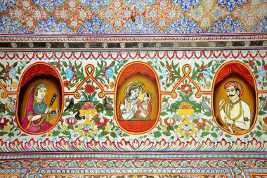 Haveli, Fatehpur, Shekhawati, Rajasthan, Hindistan 'ın tavanında kraliyet mensubu ve tanrı resimleri. 