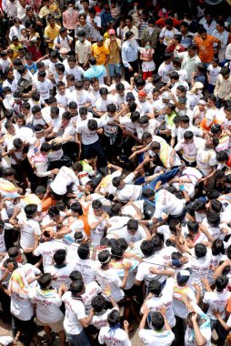 İnsan piramidi Janmashtami gokulashtami festivalinde düştü, Bombay Mumbai, Maharashtra, Hindistan 