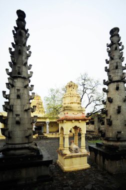 Khandoba tapınağında Deepstambh, Velapur, Solapur, Maharashtra, Hindistan 
