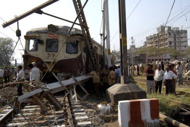 Merkezi hat Bombay Mumbai, Maharashtra, Hindistan 'daki Kurla ve Vidyavihar istasyonları arasında CST Titwala' nın beş koçu raydan çıktı. 