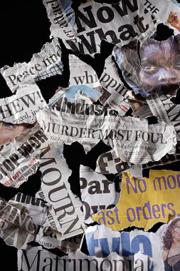 Gazete başlıkları koyu arkaplan, üst görünüm 