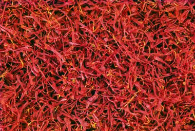 Safran Baharatı masa yüzeyine saçılmış.