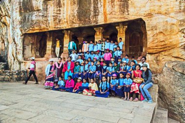 Okul çocukları, Rock kesimi mağara tapınağı, Badami, Bagalkot, Karnataka, Hindistan