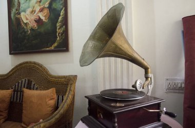 Batı Bengal Hindistan Asya 'daki Kolkata evinde gramofon.