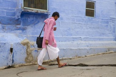 Adam yolda yürüyor, Jodhpur, Rajasthan, Hindistan, Asya