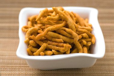 Atıştırmalık, gram un tepside kızarmış baharatlı sev. 