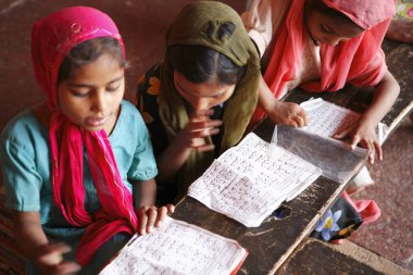 Fatehpur Sikri 'deki Jami Mescidi' nde Urdu Müslüman Okulu 'nda okuyan öğrenciler; Agra; Uttar Pradesh; Hindistan UNESCO Dünya Mirası Sitesi