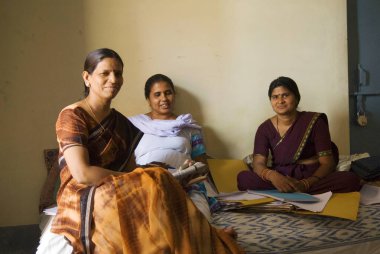 Hintli Kadınlar Kameraya Bakıyor 