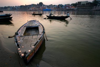 Kutsal Ganga nehrinin kıyısında, Varanasi, Uttar Pradesh, Hindistan 'da, teknede yanan lambalar veya diyalar. 