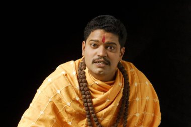 Siyah arka planda poz veren Hintli adam 