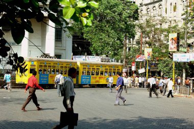 Batı Bengal, Hindistan, Kalküta 'daki Esplanade' de tramvaylar yolda. 