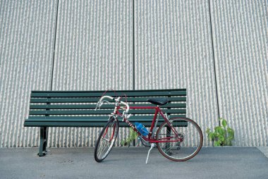 Bankta bisiklet; Zürih; İsviçre