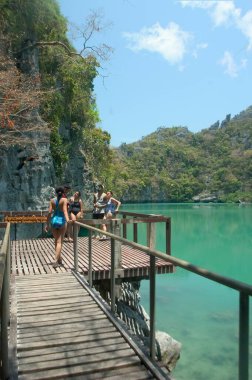 Arkadaşlar dinleniyor Gölün güzel manzarası