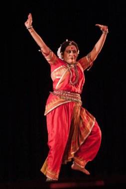 Hint klasik dansçısı, Sonal Mansingh, Odissi dans gösterisi, Mumbai, Maharashtra, Hindistan, Asya