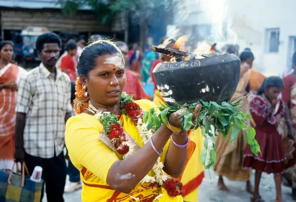 Denizci Festivali 'nde elinde ateş tenceresi tutan kadın, Tamil Nadu, Hindistan  