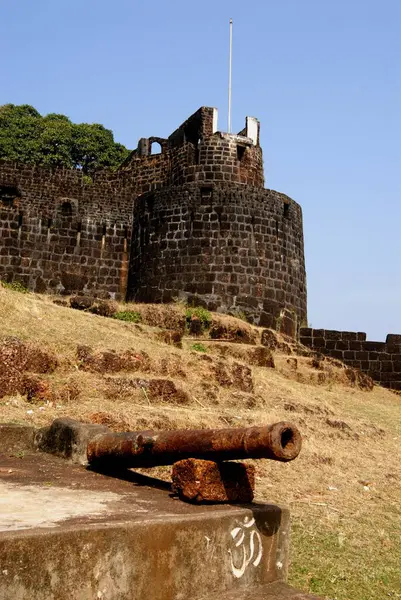 stock image Big cannon with strong bastions and rampart of Vijaydurg, fort constructed by king Bhoj in the year 1195 to1205, Konkan coast, District Sindhudurg, Maharashtra, India 