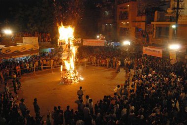 Ravana 'nın heykeli Dussehra Jodhpur Rajasthan Hindistan' da yanıyor. 