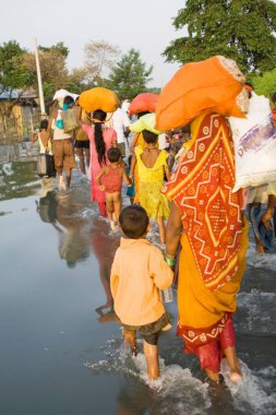 2008 yılında büyük oranda yoksulluk sınırının altında acı çeken Kosi nehri seli Purniya ilçesinde, Bihar 'da, Hindistan' da,