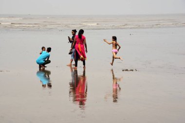 Turistler, Ubharat plajı, Navsari, Gujarat, Hindistan, Asya 