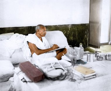 Mahatma Gandhi, 1939 'da Hindistan, Asya' daki destekçilere karşı oturuyordu. 