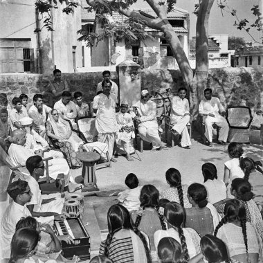 1900 'lerin klasik siyah beyaz resimlerinde Panchayat köyü erkeklerle tanışırken armonyum sanatçısı Rajkot Gujarat Hindistan 1940' larda 