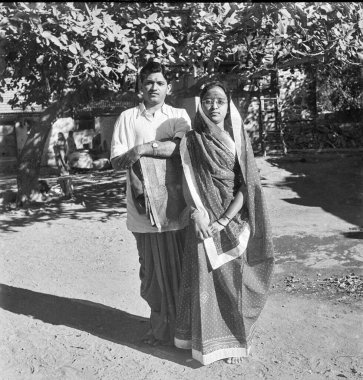 1900 'lü yılların klasik siyah beyaz fotoğraflarında Hintli çift portresi erkek, koca eşi, sari tişörtü giyiyor. 1940' larda Hindistan 'da. 
