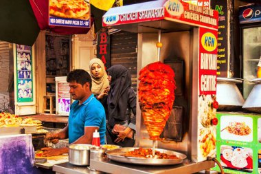 Tavuk Shawarma satıcısı, Khau Galli, Mahim Dargah, Mumbai, Maharashtra, Hindistan, Asya