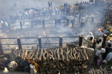 Kutsal Ganga nehri kıyısındaki Manikarnika Ghat 'ta Hindu yakma töreni, Varanasi, Uttar Pradesh, Hindistan 
