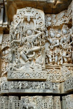 Hoysala, Shiva Tapınağı, Halebidu, Hasan ilçesi, Karnataka, Hindistan 'da çok sayıda tanrı figürüne yer sağlıyor. 