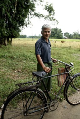 Bisikletli Chakma kabilesinden Diyun, Arunachal Pradesh, Hindistan 