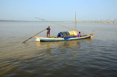 Godavari Nehri 'ne yelken açan balıkçı Rajahmundry Andhra Pradesh Hindistan