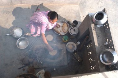 Punjaban (Punjabi kadını için kullanılan kelime) evdeki açık mutfakta, Doulo Nangal 'da, Beas nehrine yakın bir köyde, Amritsar' da, Punjab 'da, Hindistan' da,