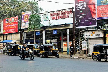 Vile Parle İstasyonu girişi, Mumbai, Maharashtra, Hindistan, Asya 