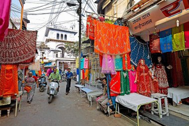 Eski Bhopal, Madhya Pradesh, Hindistan 'ın işlek pazarlarının dar sokakları 