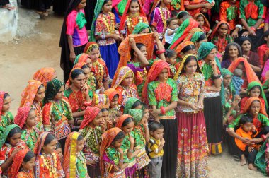 Kırsal kadınlar toplandı, Mindiyada Anjaar, Kutch, Gujarat, Hindistan yakınlarında  