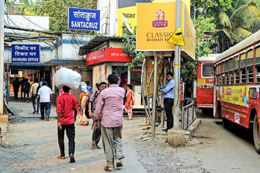 Santacruz Tren İstasyonu girişi, Mumbai, Maharashtra, Hindistan, Asya 