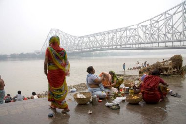 Babu ghat 'taki faaliyetler; Arka planda Hooghly nehri üzerindeki Howrah köprüsü; Kalküta şimdi Kolkata; Batı Bengal; Hindistan