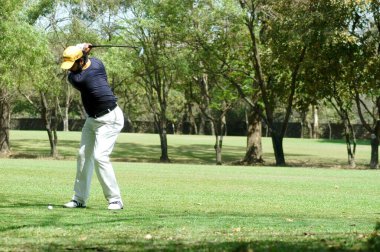 BPGC 'de golf oynayan golfçü (Bombay Başkanlığı Golf Kulübü); Chembur; Bombay Mumbai; Maharashtra; Hindistan