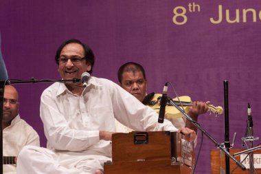 Pakistanlı gazel ve playback şarkıcısı Ghulam Ali Khan Mumbai, Hindistan, Asya 'da sahne alacak. 