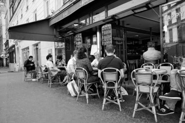 Erkekler ve kadınlar oturuyor, Kafe kaldırımda, Paris, Fransa, Avrupa 