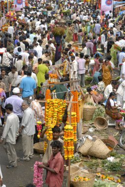 Ganapati festivali, Dadar, Mumbai Bombay, Maharashtra, Hindistan 'da Vijaynagar Phul pazarının kalabalık caddesi 