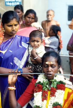 Mariamman Festivali 'nde demir çubuğu yanaklarından delen kadın yeminini bozuyor, Tamil Nadu, Hindistan  